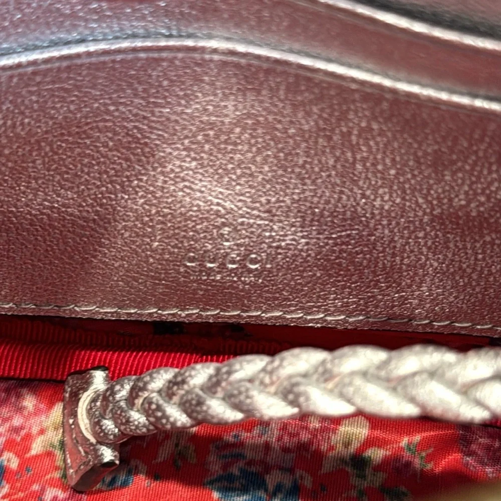 Silver Quilted GG Logo Crossbody NWOT - Picture 4 of 6